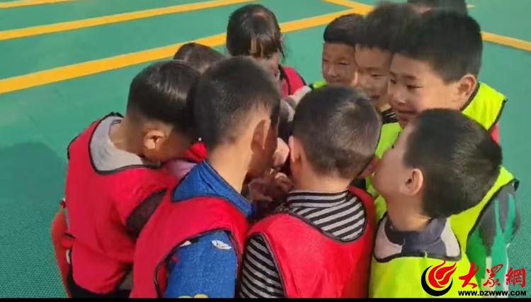 橄榄球“趣”乡村 筑梦幼儿活力童年 沂水县崔家峪镇中心幼儿园开展大班组橄榄球对抗赛(图1)