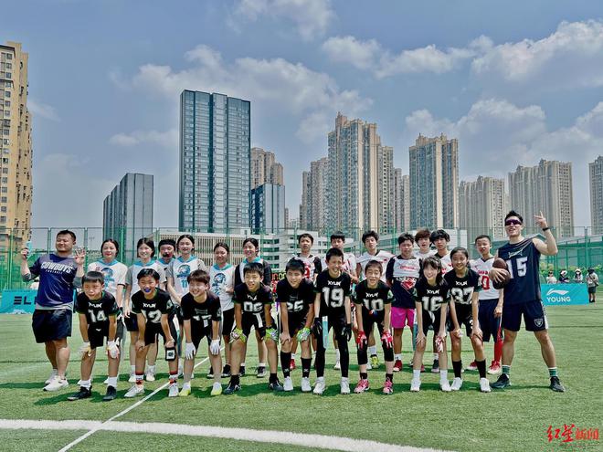 腰旗橄榄球在成都火了：爱好者蹲点抢世运会门票俱乐部把成都地名写进战术暗语(图3)
