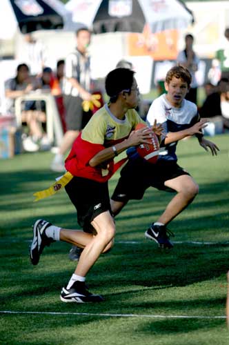 全国首创！橄榄球NFL职业球星驻训晋中信息学院教练团盛赞场地设施与纯粹的热(图1)