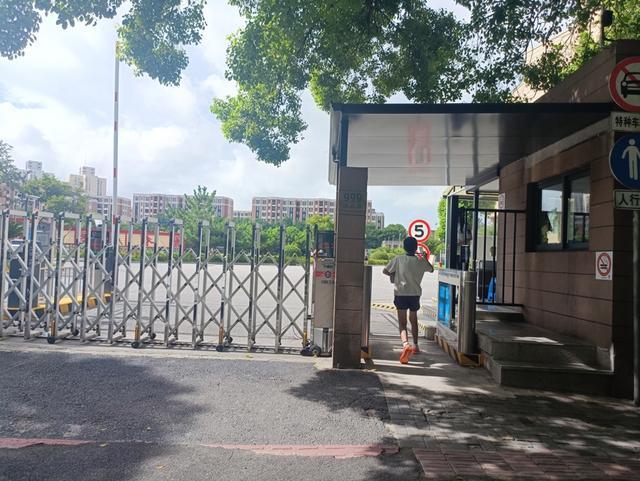 新民教育观察｜中小学校园暑假也需要“喘口气”校舍依法修缮需被理解(图1)