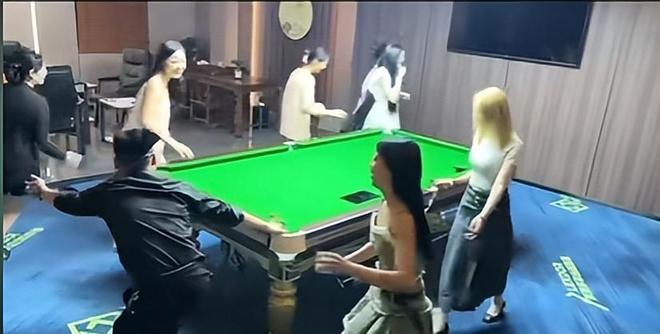 台球厅被曝“特殊服务”包间暗藏玄机美女陪练988包一杆进洞(图1)