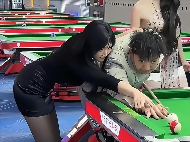 台球厅被曝“特殊服务”包间暗藏玄机美女陪练988包一杆进洞(图6)