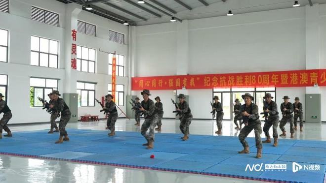 观枪攀障真过瘾！佛山这场国防体验课让港澳学子秒变迷弟迷妹(图2)