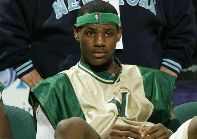 詹姆斯逆天改命全解析：12次搬家+睡下水道如何炼就历史第一人？(图1)