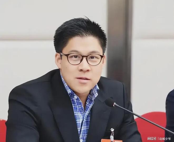 霍启刚又升职了级别很高妻子郭晶晶立了大功！(图1)