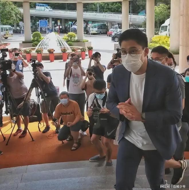 霍启刚又升职了级别很高妻子郭晶晶立了大功！(图4)