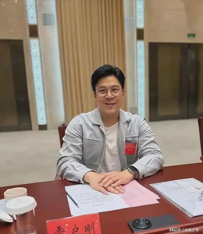 霍启刚又升职了级别很高妻子郭晶晶立了大功！(图2)