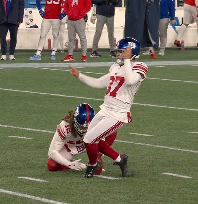 31岁韩裔橄榄球运动员遭解雇开球踢空成全网笑柄却也引发争议(图1)