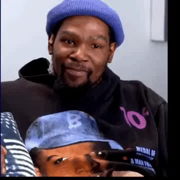 湖人球员展示达阵得分庆祝动作：詹姆斯假装抛撒镁粉(图2)