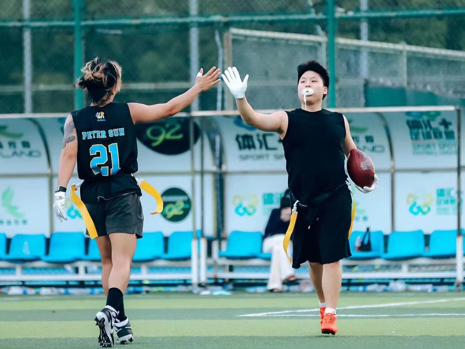 橄榄球需要的装备有哪些（户外活动范文）(图1)