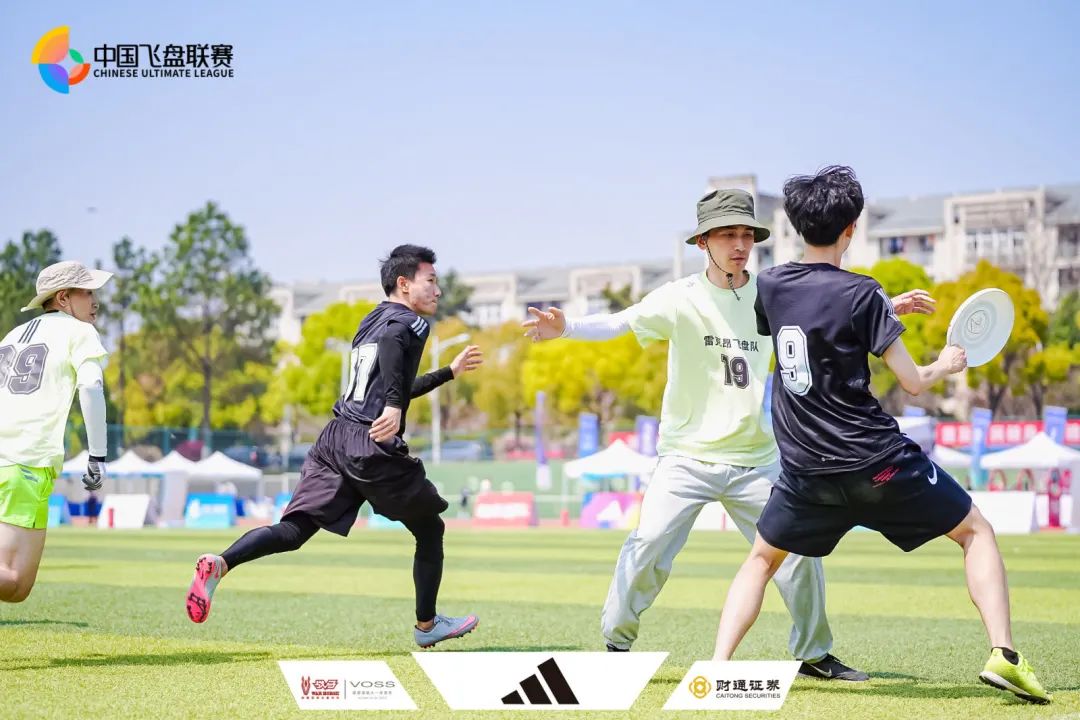 长春市大众雪地腰旗橄榄球公开赛活力开赛(图1)