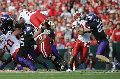 特朗普签署命令 不许任何橄榄球队与一年一度的陆军-海军对决竞争(图1)