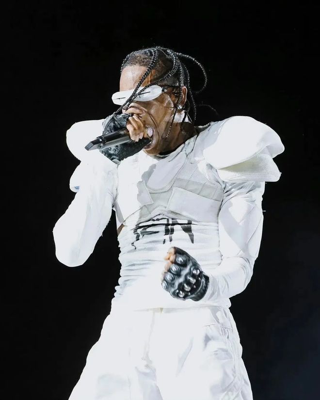 Ye与Travis Scott轮番诠释“橄榄球胸甲”或成今秋最火单品？(图9)