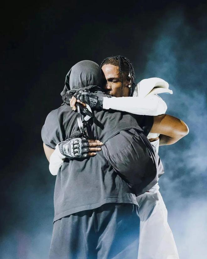 Ye与Travis Scott轮番诠释“橄榄球胸甲”或成今秋最火单品？(图11)