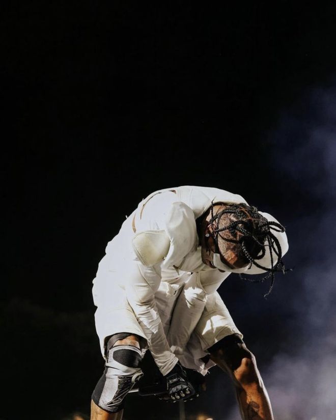 Ye与Travis Scott轮番诠释“橄榄球胸甲”或成今秋最火单品？(图10)