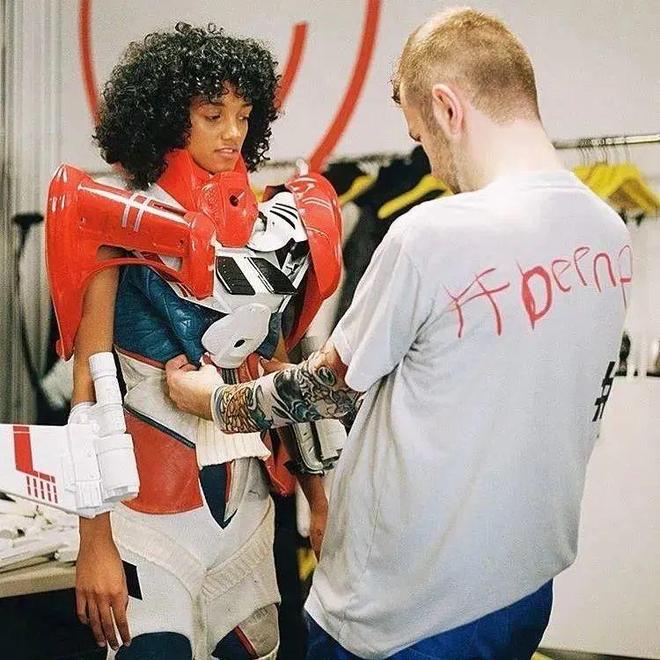 Ye与Travis Scott轮番诠释“橄榄球胸甲”或成今秋最火单品？(图23)