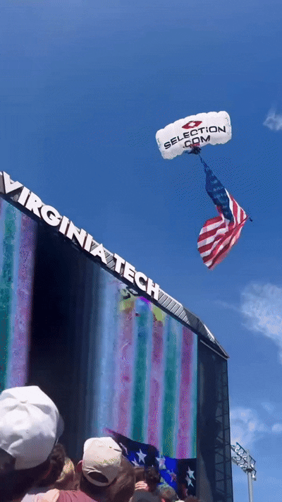 身披美国国旗跳伞者撞上橄榄球赛计分板(图1)